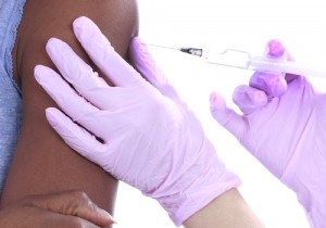 Afrikanische Frau bekommt Spritze - Impfung
