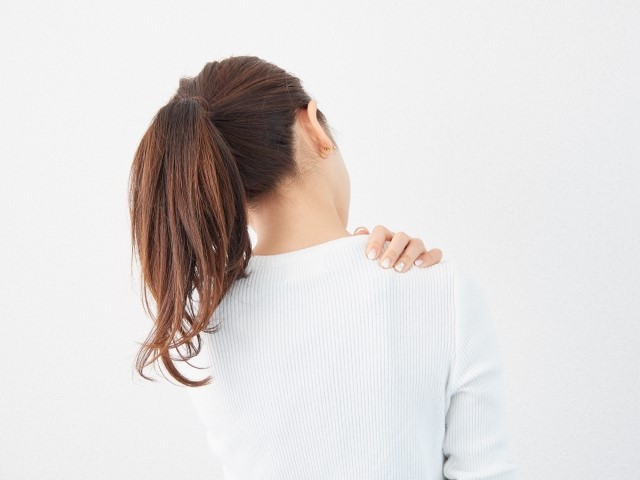 ストレートネックを予防する姿勢【スマホ・パソコン】と改善法