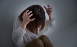 閉所恐怖症の症状や原因と治し方【パニック障害との違いは？】