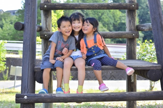 チック症の症状と病院を受診する科【大人になって再発も?】