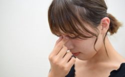 眼精疲労の症状や原因と対策や治し方【効果的なツボは？】