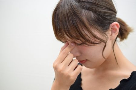 眼精疲労の症状や原因と対策や治し方【効果的なツボは？】