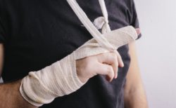 突き指の症状と骨折との見分け方や応急処置【治し方は？】